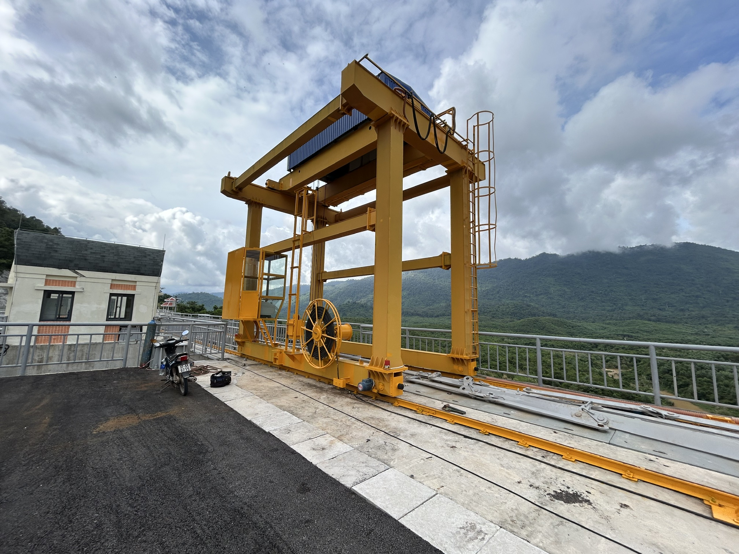 Cung cấp cổng trục chân dê và hệ thống cầu trục cho Hồ chứa nước SÔNG CHÒ 1